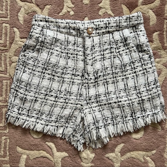 White plaid tweed shorts with fringe hem Size Small /4 26” waist - Picture 2 of 7